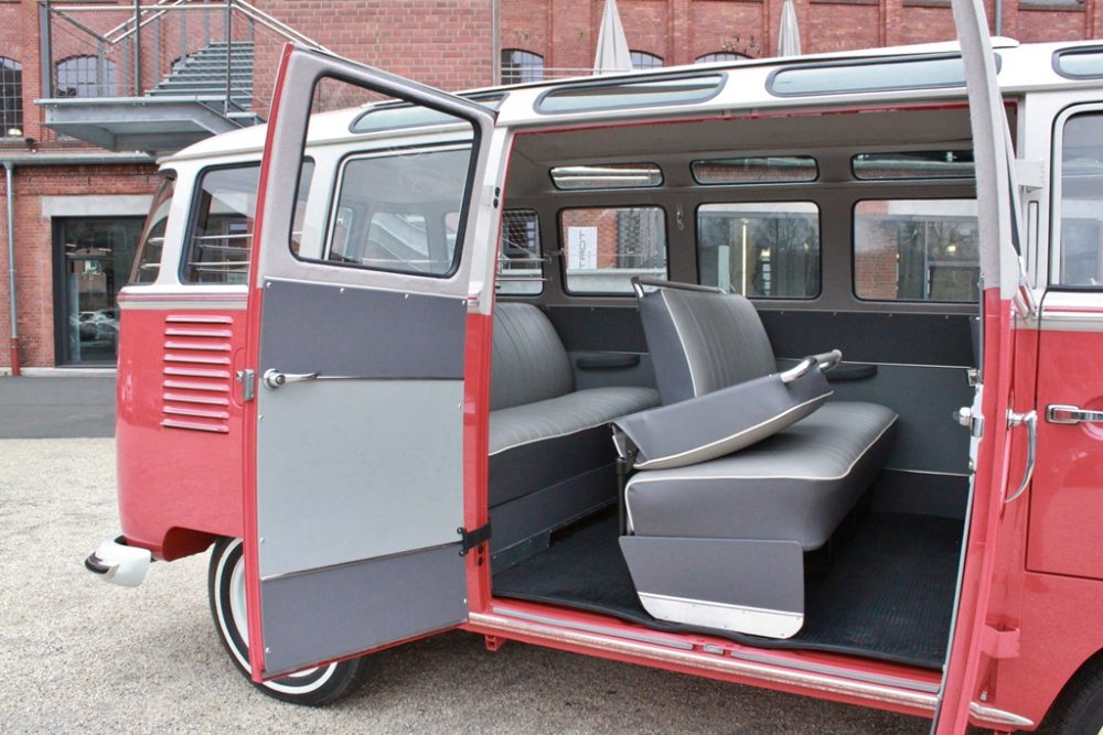 Motormax VW T1 Samba Bus Modellauto – Schwarz-Rot, 1:24 Maßstab, Mit öffnender Hecktür, 18 Cm